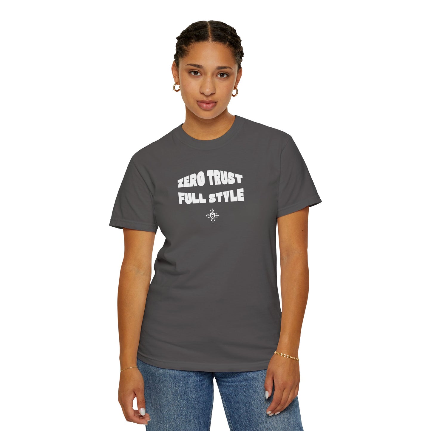 Graphite gray cybersecurity T-shirt with "Zero Trust Full Style" print, perfect for IT pros, network engineers, and tech enthusiasts